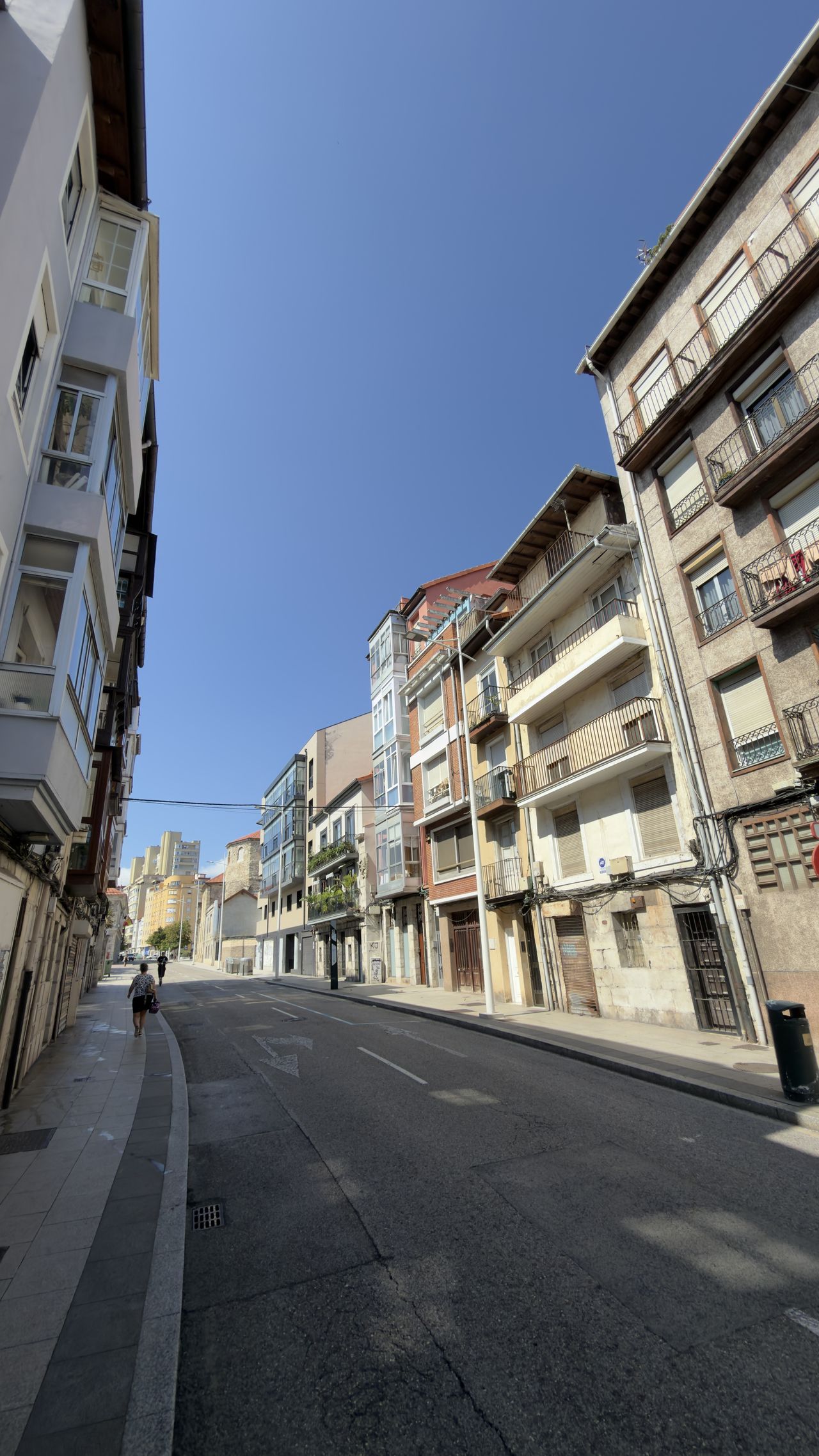 El edificio en su calle