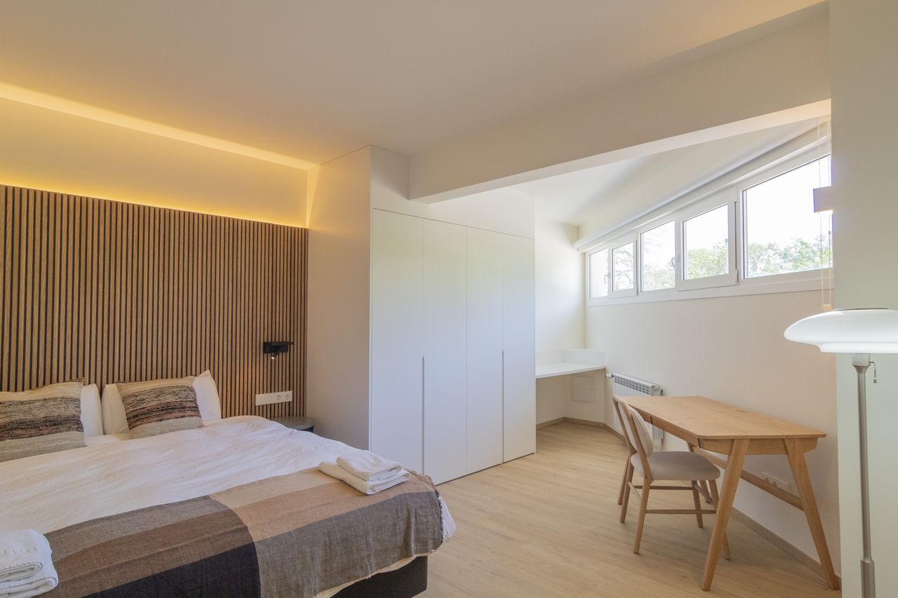 Dormitorio con panelado de madera